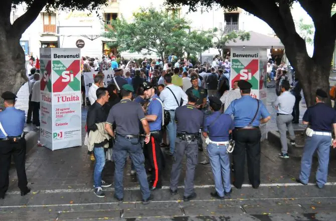 1473442154629-jpg-calcio_politica_e_proteste__cresce_la_tensione_per_l_arrivo_di_renzi_a_catania