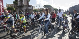 Roma: alla “Pedalata solidale per Amatrice”, anche Virginia Raggi