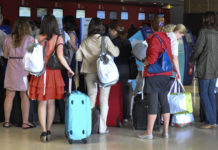 Italiani in viaggio dalla valigia al trolley attenzione alle regole delle compagnie aeree