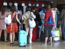 Italiani in viaggio dalla valigia al trolley attenzione alle regole delle compagnie aeree