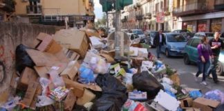 Rifiuti a Roma: botta e risposta fra Matteo Renzi e Virginia Raggi