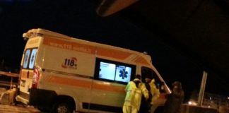 Cosparsa di benzina e data alle fiamme