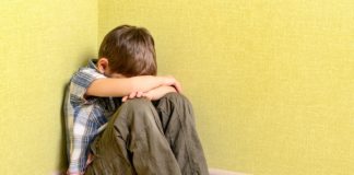 Spinta, si scava la roccia bambino maltrattato