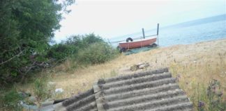 Tono (ME): sulla spiaggia, lastre sbriciolate di Eternit