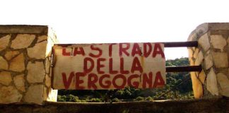 Scaletta Zanclea (ME): Un lenzuolo bianco per richiamare l’attenzione sulla strada interrotta per il cimitero. la-strada-della-vergogna