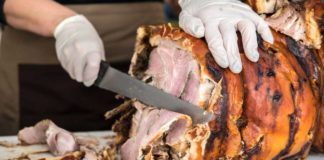 Si inaugura moschea, i residenti protestano mangiando una porchetta porchetta