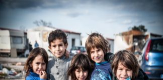 Castel Romano, horror a 5 Stelle: quei bambini senz’acqua, nel caldo letale