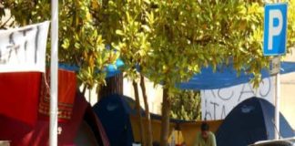 Pescara: i Cucinotta (la famiglia di Alanno), continuano la loro battaglia nella tenda in piazza Italia