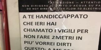 Carugate (MI): multato dai vigili chiamati da un disabile, lascia un cartello scioccante