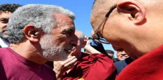Accorinti a Catania, gioca con la fascia tricolore, nell’attesa del Dalai Lama