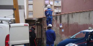 Nonostante sottoposto agli arresti domiciliari, realizza un allaccio abusivo alla corrente elettrica e viene arrestato dai Carabinieri FURTO-ENERGIA