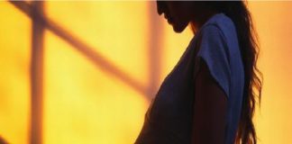 Incinta, viene presa a calci e pugni dal compagno: denunciato