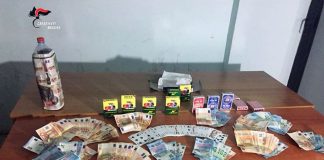 Messina – Blitz dei Carabinieri in pieno centro. Scoperta bisca clandestina. Nei guai 11 persone Materiale-sequestrato-bisca