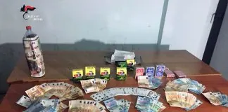 Messina – Blitz dei Carabinieri in pieno centro. Scoperta bisca clandestina. Nei guai 11 persone Materiale-sequestrato-bisca