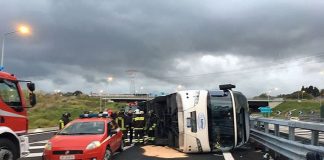 Pullman della Baltur diretto a Catania si ribalta nei pressi dello svincolo di Villa San Giovanni pulman