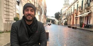 Il consigliere comunale di Messina, Santi Daniele Zuccarello, seduto su una panchina