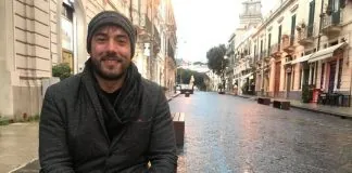 Il consigliere comunale di Messina, Santi Daniele Zuccarello, seduto su una panchina