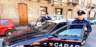 Con una auto priva di assicurazione e senza patente: fugge, ad un posto di blocco dei carabinieri