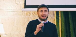 Alessandro Di Battista (5 Stelle): “Ehi tu che indossi una maglietta rossa, sei lo stesso lacchè di Napolitano?”