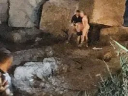 A Messina: sesso a tre (due uomini ed una donna), sulla spiaggia