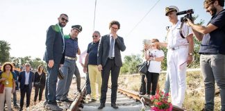 Danilo Toninelli (ministro delle Infrastrutture e Trasporti): “Un binario”