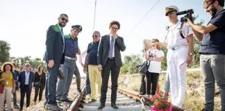 Danilo Toninelli (ministro delle Infrastrutture e Trasporti): “Un binario”