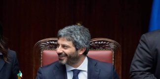 Roberto Fico (presidente della Camera) sui migranti della nave Diciotti: “La giusta contrattazione con i Paesi dell’Unione europea, puo’ continuare senza alcun problema”