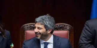 Roberto Fico (presidente della Camera) sui migranti della nave Diciotti: “La giusta contrattazione con i Paesi dell’Unione europea, puo’ continuare senza alcun problema”