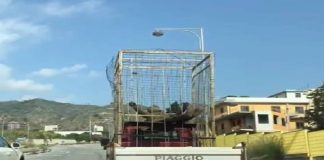 Prelevata dalla sua collocazione, la controversa opera (l’angelo in gabbia) di Pippo Galipò: “Non sono stato forse lo sarò”