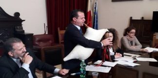 Il sindaco Cateno De Luca (con la ciaramedda), ha presentato stamane, il progetto: “Scuola degli antichi mestieri e delle tradizioni popolari messinesi”