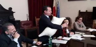 Il sindaco Cateno De Luca (con la ciaramedda), ha presentato stamane, il progetto: “Scuola degli antichi mestieri e delle tradizioni popolari messinesi”