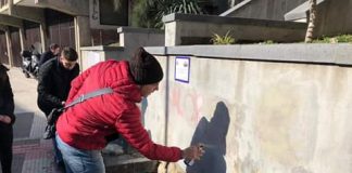 I giovani del Movimento Cristiano Lavoratori, hanno rimosso rapidamente l’espressione ingiuriosa scritta da ignoti nei pressi della targa che ricorda il sacrificio dei due eroi antimafia Falcone e Borsellino