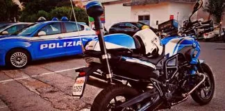 In casa di altri, con i vestiti rubati