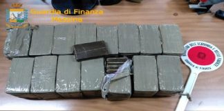 La Guardia di Finanza, ha arrestato un corriere della droga di Ragusa