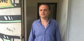 “AAA cercasi poltrona per tale Cerreti detto Roberto”, e’ questo il commento scritto su Facebook dal primo cittadino di Messina Cateno De Luca