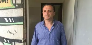 “AAA cercasi poltrona per tale Cerreti detto Roberto”, e’ questo il commento scritto su Facebook dal primo cittadino di Messina Cateno De Luca