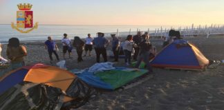 Sant’Agata di Militello (ME): gli agenti della Polizia di Stato ed i carabinieri, hanno sgomberato un accampamento nomadi dalla spiaggia