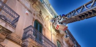 Paura in via dei Verdi, a Messina: nel pomeriggio di oggi, si e’ verificata la caduta di calcinacci