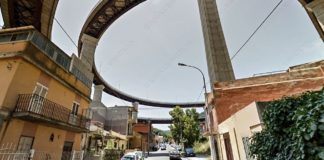 Stamane intorno 10.30 gli abitanti della zona di Ritiro (sottostante ai lavori di rimozione della campata autostradale del viadotto) a Messina, hanno sentito un forte rumore