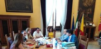 “Noi pagavamo il direttore generale di MessinaServizi e lui lavorava per un altra società”, questo lo ha riferito oggi sulla sua pagina Facebook il sindaco Cateno De Luca