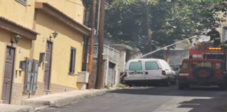Attimi di panico, stamane nella Salita Ogliastri a Messina, dove un ciclomotore ha preso fuoco