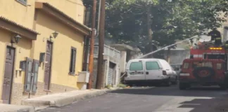 Attimi di panico, stamane nella Salita Ogliastri a Messina, dove un ciclomotore ha preso fuoco