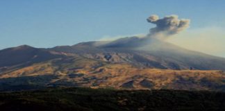 L’Istituto Nazionale di Geofisica e Vulcanologia, Osservatorio Etneo, comunica che dalle ore 08.15 UTC, le telecamere di sorveglianza dell’Ente mostrano emissioni di gas alla base del fianco meridionale del Nuovo Cratere di Sud Est (NSEC), compatibili con l’apertura di una bocca eruttiva”