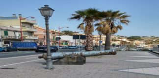 Il consigliere comunale Salvatore Sorbello sottolinea come a distanza di 9 anni dalla scoperta del falso storico ad opera di Armando Donato, studioso ed esperto in armamenti militari d’epoca, la targa che attribuisce l’appartenenza dei cannoni di Grotte alla Marina britannica sia ancora collocata lungo la via Consolare Pompea a Messina