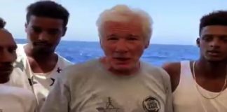 Richard Gere a bordo della Open Arms, porta acqua e tanto cibo