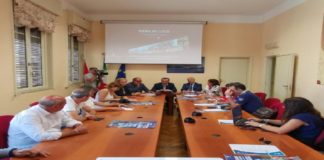 Il commissario dell’Autorità portuale Antonio De Simone stamane durante la conferenza stampa per la presentazione del programma di “agosto in… Fiera 2019”, manifestazione già con diverse edizioni alle spalle e che fino alla fine del mese proporrà un ricco calendario di eventi, di musica e di intrattenimento, ha colto l’occasione per salutare la città