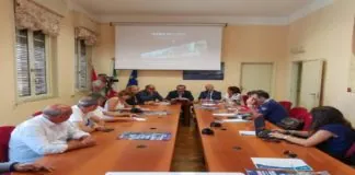 Il commissario dell’Autorità portuale Antonio De Simone stamane durante la conferenza stampa per la presentazione del programma di “agosto in… Fiera 2019”, manifestazione già con diverse edizioni alle spalle e che fino alla fine del mese proporrà un ricco calendario di eventi, di musica e di intrattenimento, ha colto l’occasione per salutare la città