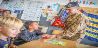 Nell’ambito della missione in Kosovo, si è svolta nei giorni scorsi una donazione di materiale scolastico in favore della scuola elementare “Martin Mamaj” situata nel piccolo villaggio RAE di Suvi Lukavac