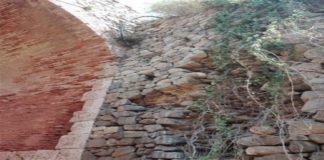 “Ho accertato, recandomi sotto il ponte Mella, che il muro di sostegno in pietrame a secco posti a ridosso dell’impalcato, lato monte, sono seriamente danneggiate e potrebbero pregiudicare la stabilità”