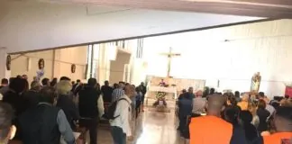Stamane la chiesa della Sacra Famiglia del Villaggio CEP a Messina, era gremita per l’ultimo saluto a Giovanni Caponata